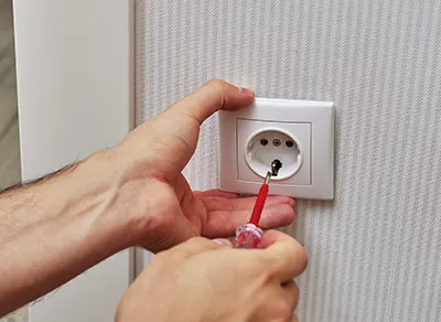 electricista para cambiar enchufe en leon